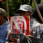 Sejumlah aktivis dari berbagai elemen yang tergabung Front Perjuangan Rakyat (FPR) menggelar aksi di depan kedutaan Amerika Serikat, di Jakarta, Senin (6/2/2017). Mereka mengutuk kebijakan Presiden Amerika Donald Trump dan mendesak agar mencabut kebijakan warga 7 negara muslim yang dilarang masuk ke Amerika. AKTUAL/Munzir