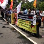 Sejumlah aktivis dari berbagai elemen yang tergabung Front Perjuangan Rakyat (FPR) menggelar aksi di depan kedutaan Amerika Serikat, di Jakarta, Senin (6/2/2017). Mereka mengutuk kebijakan Presiden Amerika Donald Trump dan mendesak agar mencabut kebijakan warga 7 negara muslim yang dilarang masuk ke Amerika. AKTUAL/Munzir