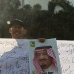 Sejumlah warga membawa poster Raja Arab Saudi Salman bin Abdulaziz Al Saud ketika pelaksanaan Car Free Day di Bundaran HI Jakarta, Minggu (26/2/2017). Kegiatan itu untuk menyambut kedatangan Raja Salman ke Indonesia pada 1-9 Maret mendatang. AKTUAL/Munzir