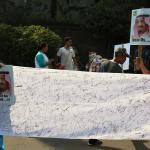 Sejumlah warga membawa poster Raja Arab Saudi Salman bin Abdulaziz Al Saud ketika pelaksanaan Car Free Day di Bundaran HI Jakarta, Minggu (26/2/2017). Kegiatan itu untuk menyambut kedatangan Raja Salman ke Indonesia pada 1-9 Maret mendatang. AKTUAL/Munzir