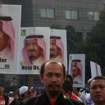 Sejumlah warga membawa poster Raja Arab Saudi Salman bin Abdulaziz Al Saud ketika pelaksanaan Car Free Day di Bundaran HI Jakarta, Minggu (26/2/2017). Kegiatan itu untuk menyambut kedatangan Raja Salman ke Indonesia pada 1-9 Maret mendatang. AKTUAL/Munzir