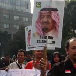 Sejumlah warga membawa poster Raja Arab Saudi Salman bin Abdulaziz Al Saud ketika pelaksanaan Car Free Day di Bundaran HI Jakarta, Minggu (26/2/2017). Kegiatan itu untuk menyambut kedatangan Raja Salman ke Indonesia pada 1-9 Maret mendatang. AKTUAL/Munzir