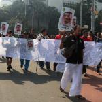 Sejumlah warga membawa poster Raja Arab Saudi Salman bin Abdulaziz Al Saud ketika pelaksanaan Car Free Day di Bundaran HI Jakarta, Minggu (26/2/2017). Kegiatan itu untuk menyambut kedatangan Raja Salman ke Indonesia pada 1-9 Maret mendatang. AKTUAL/Munzir