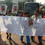 Sejumlah warga membawa poster Raja Arab Saudi Salman bin Abdulaziz Al Saud ketika pelaksanaan Car Free Day di Bundaran HI Jakarta, Minggu (26/2/2017). Kegiatan itu untuk menyambut kedatangan Raja Salman ke Indonesia pada 1-9 Maret mendatang. AKTUAL/Munzir