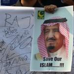 Sejumlah warga membawa poster Raja Arab Saudi Salman bin Abdulaziz Al Saud ketika pelaksanaan Car Free Day di Bundaran HI Jakarta, Minggu (26/2/2017). Kegiatan itu untuk menyambut kedatangan Raja Salman ke Indonesia pada 1-9 Maret mendatang. AKTUAL/Munzir