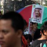 Sejumlah warga membawa poster Raja Arab Saudi Salman bin Abdulaziz Al Saud ketika pelaksanaan Car Free Day di Bundaran HI Jakarta, Minggu (26/2/2017). Kegiatan itu untuk menyambut kedatangan Raja Salman ke Indonesia pada 1-9 Maret mendatang. AKTUAL/Munzir