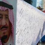 Sejumlah warga membawa poster Raja Arab Saudi Salman bin Abdulaziz Al Saud ketika pelaksanaan Car Free Day di Bundaran HI Jakarta, Minggu (26/2/2017). Kegiatan itu untuk menyambut kedatangan Raja Salman ke Indonesia pada 1-9 Maret mendatang. AKTUAL/Munzir