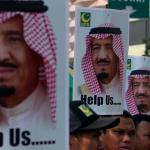 Sejumlah warga membawa poster Raja Arab Saudi Salman bin Abdulaziz Al Saud ketika pelaksanaan Car Free Day di Bundaran HI Jakarta, Minggu (26/2/2017). Kegiatan itu untuk menyambut kedatangan Raja Salman ke Indonesia pada 1-9 Maret mendatang. AKTUAL/Munzir