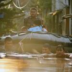 Debit air banjir di Cipinang Melayu, Jakarta Timur masih belum menurun. Petugas menggunakan perahu karet untuk meminta warga mengungsi. AKTUAL/Munzir