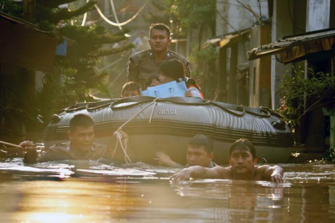 Debit air banjir di Cipinang Melayu, Jakarta Timur masih belum menurun. Petugas menggunakan perahu karet untuk meminta warga mengungsi. AKTUAL/Munzir