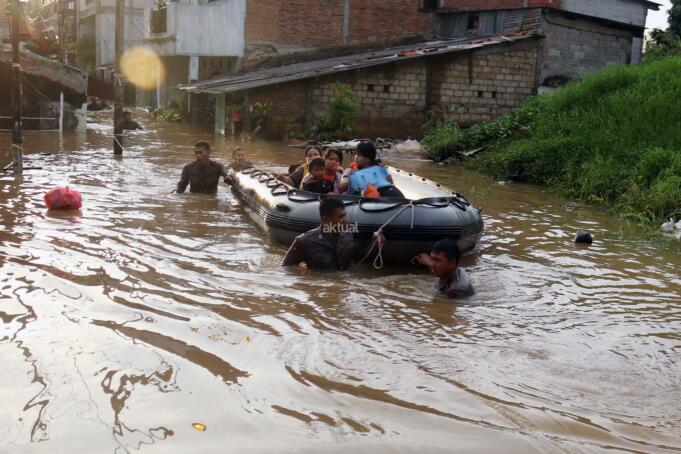 Debit air banjir di Cipinang Melayu, Jakarta Timur masih belum menurun. Petugas menggunakan perahu karet untuk meminta warga mengungsi. AKTUAL/Munzir