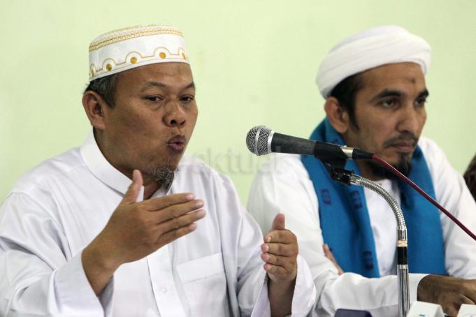 Sekretaris Jenderal Forum Umat Islam (FUI) Muhammad Al Khaththath (kiri) bersama Ketua Umum FPI Ust. Ahmad Shobri Lubis (kedua kiri) saat menggelar jumpa persnya di Gedung Dewan Dakwah, Jakarta, Kamis (9/2/2017). Dalam jumpa persnya Forum Umat Islam (FUI) rencana Aksi 112 Sabtu 11 Februari 2017 