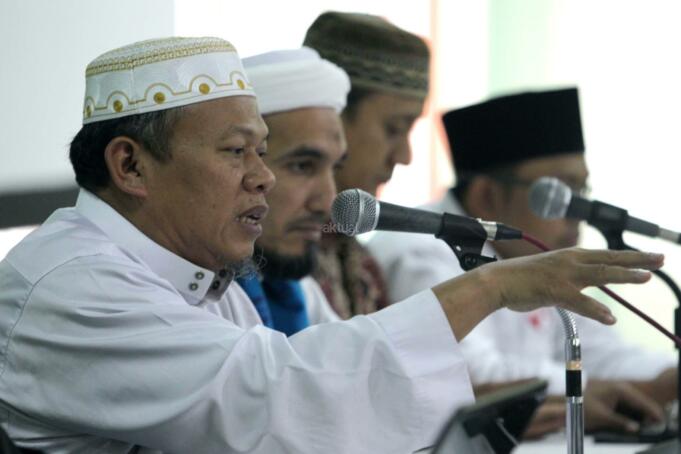 Sekretaris Jenderal Forum Umat Islam (FUI) Muhammad Al Khaththath (kiri) bersama Ketua Umum FPI Ust. Ahmad Shobri Lubis (kedua kiri) saat menggelar jumpa persnya di Gedung Dewan Dakwah, Jakarta, Kamis (9/2/2017). Dalam jumpa persnya Forum Umat Islam (FUI) rencana Aksi 112 Sabtu 11 Februari 2017 "Spirit 212" tetap akan dilakukan dan tidak ada pembatalan Aksi 112 karena tidak ada satupun undang-undang yang dilanggar. AKTUAL/Munzir