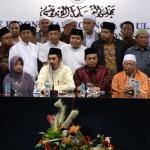 Ketua GNPF - MUI Ustadz Bachtiar Nasir (tengah) dan bersama para pimpinan ormas Islam menggelar jumpa pers di kantor MUI Pusat, Jakarta, Jumat (3/2/2017). Dalam jumpa persnya Gerakan Nasional Pengawal Fatwa Majelis Ulama Indonesia (GNPF-MUI) mengecam keras kepada terdakwa kasus penodaan agama oleh Basuki Tjahja Purnama (Ahok) dan penasihat hukumnya atas sikap penghinaan mereka terhadap ulama khususnya KH. Makruf Amin dan menuntut agar terdakwa Basuki Tjahja Purnama (Ahok) ditahan selama proses hukum dan dihukum maksimal atas perbuatannya. AKTUAL/Munzir