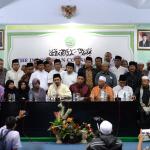 Ketua GNPF - MUI Ustadz Bachtiar Nasir (tengah) dan bersama para pimpinan ormas Islam menggelar jumpa pers di kantor MUI Pusat, Jakarta, Jumat (3/2/2017). Dalam jumpa persnya Gerakan Nasional Pengawal Fatwa Majelis Ulama Indonesia (GNPF-MUI) mengecam keras kepada terdakwa kasus penodaan agama oleh Basuki Tjahja Purnama (Ahok) dan penasihat hukumnya atas sikap penghinaan mereka terhadap ulama khususnya KH. Makruf Amin dan menuntut agar terdakwa Basuki Tjahja Purnama (Ahok) ditahan selama proses hukum dan dihukum maksimal atas perbuatannya. AKTUAL/Munzir