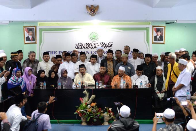 Ketua GNPF - MUI Ustadz Bachtiar Nasir (tengah) dan bersama para pimpinan ormas Islam menggelar jumpa pers di kantor MUI Pusat, Jakarta, Jumat (3/2/2017). Dalam jumpa persnya Gerakan Nasional Pengawal Fatwa Majelis Ulama Indonesia (GNPF-MUI) mengecam keras kepada terdakwa kasus penodaan agama oleh Basuki Tjahja Purnama (Ahok) dan penasihat hukumnya atas sikap penghinaan mereka terhadap ulama khususnya KH. Makruf Amin dan menuntut agar terdakwa Basuki Tjahja Purnama (Ahok) ditahan selama proses hukum dan dihukum maksimal atas perbuatannya. AKTUAL/Munzir