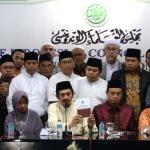 Ketua GNPF - MUI Ustadz Bachtiar Nasir (tengah) dan bersama para pimpinan ormas Islam menggelar jumpa pers di kantor MUI Pusat, Jakarta, Jumat (3/2/2017). Dalam jumpa persnya Gerakan Nasional Pengawal Fatwa Majelis Ulama Indonesia (GNPF-MUI) mengecam keras kepada terdakwa kasus penodaan agama oleh Basuki Tjahja Purnama (Ahok) dan penasihat hukumnya atas sikap penghinaan mereka terhadap ulama khususnya KH. Makruf Amin dan menuntut agar terdakwa Basuki Tjahja Purnama (Ahok) ditahan selama proses hukum dan dihukum maksimal atas perbuatannya. AKTUAL/Munzir