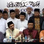 Ketua GNPF - MUI Ustadz Bachtiar Nasir (tengah) dan bersama para pimpinan ormas Islam menggelar jumpa pers di kantor MUI Pusat, Jakarta, Jumat (3/2/2017). Dalam jumpa persnya Gerakan Nasional Pengawal Fatwa Majelis Ulama Indonesia (GNPF-MUI) mengecam keras kepada terdakwa kasus penodaan agama oleh Basuki Tjahja Purnama (Ahok) dan penasihat hukumnya atas sikap penghinaan mereka terhadap ulama khususnya KH. Makruf Amin dan menuntut agar terdakwa Basuki Tjahja Purnama (Ahok) ditahan selama proses hukum dan dihukum maksimal atas perbuatannya. AKTUAL/Munzir