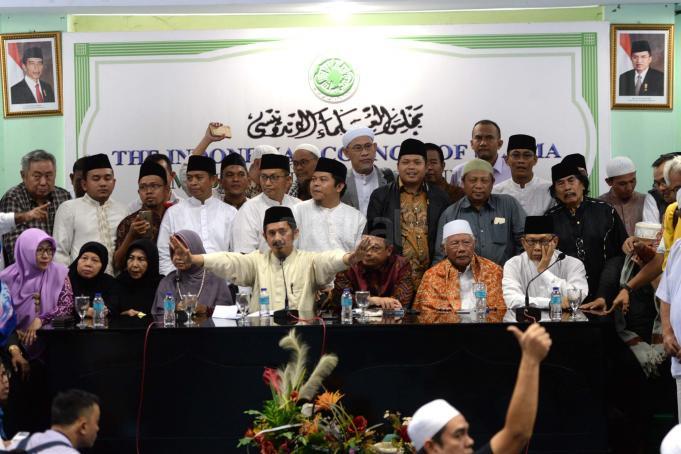 Ketua GNPF - MUI Ustadz Bachtiar Nasir (tengah) dan bersama para pimpinan ormas Islam menggelar jumpa pers di kantor MUI Pusat, Jakarta, Jumat (3/2/2017). Dalam jumpa persnya Gerakan Nasional Pengawal Fatwa Majelis Ulama Indonesia (GNPF-MUI) mengecam keras kepada terdakwa kasus penodaan agama oleh Basuki Tjahja Purnama (Ahok) dan penasihat hukumnya atas sikap penghinaan mereka terhadap ulama khususnya KH. Makruf Amin dan menuntut agar terdakwa Basuki Tjahja Purnama (Ahok) ditahan selama proses hukum dan dihukum maksimal atas perbuatannya. AKTUAL/Munzir