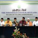 Ketua GNPF - MUI Ustadz Bachtiar Nasir (tengah) dan bersama para pimpinan ormas Islam menggelar jumpa pers di kantor MUI Pusat, Jakarta, Jumat (3/2/2017). Dalam jumpa persnya Gerakan Nasional Pengawal Fatwa Majelis Ulama Indonesia (GNPF-MUI) mengecam keras kepada terdakwa kasus penodaan agama oleh Basuki Tjahja Purnama (Ahok) dan penasihat hukumnya atas sikap penghinaan mereka terhadap ulama khususnya KH. Makruf Amin dan menuntut agar terdakwa Basuki Tjahja Purnama (Ahok) ditahan selama proses hukum dan dihukum maksimal atas perbuatannya. AKTUAL/Munzir