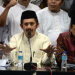 Ketua GNPF - MUI Ustadz Bachtiar Nasir (tengah) dan bersama para pimpinan ormas Islam menggelar jumpa pers di kantor MUI Pusat, Jakarta, Jumat (3/2/2017). Dalam jumpa persnya Gerakan Nasional Pengawal Fatwa Majelis Ulama Indonesia (GNPF-MUI) mengecam keras kepada terdakwa kasus penodaan agama oleh Basuki Tjahja Purnama (Ahok) dan penasihat hukumnya atas sikap penghinaan mereka terhadap ulama khususnya KH. Makruf Amin dan menuntut agar terdakwa Basuki Tjahja Purnama (Ahok) ditahan selama proses hukum dan dihukum maksimal atas perbuatannya. AKTUAL/Munzir