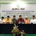 Ketua GNPF - MUI Ustadz Bachtiar Nasir (tengah) dan bersama para pimpinan ormas Islam menggelar jumpa pers di kantor MUI Pusat, Jakarta, Jumat (3/2/2017). Dalam jumpa persnya Gerakan Nasional Pengawal Fatwa Majelis Ulama Indonesia (GNPF-MUI) mengecam keras kepada terdakwa kasus penodaan agama oleh Basuki Tjahja Purnama (Ahok) dan penasihat hukumnya atas sikap penghinaan mereka terhadap ulama khususnya KH. Makruf Amin dan menuntut agar terdakwa Basuki Tjahja Purnama (Ahok) ditahan selama proses hukum dan dihukum maksimal atas perbuatannya. AKTUAL/Munzir