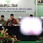 Ketua GNPF - MUI Ustadz Bachtiar Nasir (tengah) dan bersama para pimpinan ormas Islam menggelar jumpa pers di kantor MUI Pusat, Jakarta, Jumat (3/2/2017). Dalam jumpa persnya Gerakan Nasional Pengawal Fatwa Majelis Ulama Indonesia (GNPF-MUI) mengecam keras kepada terdakwa kasus penodaan agama oleh Basuki Tjahja Purnama (Ahok) dan penasihat hukumnya atas sikap penghinaan mereka terhadap ulama khususnya KH. Makruf Amin dan menuntut agar terdakwa Basuki Tjahja Purnama (Ahok) ditahan selama proses hukum dan dihukum maksimal atas perbuatannya. AKTUAL/Munzir