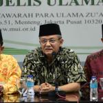 Ketua GNPF - MUI Ustadz Bachtiar Nasir (tengah) dan bersama para pimpinan ormas Islam menggelar jumpa pers di kantor MUI Pusat, Jakarta, Jumat (3/2/2017). Dalam jumpa persnya Gerakan Nasional Pengawal Fatwa Majelis Ulama Indonesia (GNPF-MUI) mengecam keras kepada terdakwa kasus penodaan agama oleh Basuki Tjahja Purnama (Ahok) dan penasihat hukumnya atas sikap penghinaan mereka terhadap ulama khususnya KH. Makruf Amin dan menuntut agar terdakwa Basuki Tjahja Purnama (Ahok) ditahan selama proses hukum dan dihukum maksimal atas perbuatannya. AKTUAL/Munzir