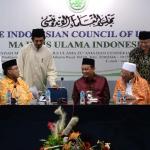 Ketua GNPF - MUI Ustadz Bachtiar Nasir (tengah) dan bersama para pimpinan ormas Islam menggelar jumpa pers di kantor MUI Pusat, Jakarta, Jumat (3/2/2017). Dalam jumpa persnya Gerakan Nasional Pengawal Fatwa Majelis Ulama Indonesia (GNPF-MUI) mengecam keras kepada terdakwa kasus penodaan agama oleh Basuki Tjahja Purnama (Ahok) dan penasihat hukumnya atas sikap penghinaan mereka terhadap ulama khususnya KH. Makruf Amin dan menuntut agar terdakwa Basuki Tjahja Purnama (Ahok) ditahan selama proses hukum dan dihukum maksimal atas perbuatannya. AKTUAL/Munzir