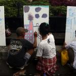 Para pengunjung CFD mengikuti aksi melukis di kanvas di kawasan Bundaran HI, Jakarta, Minggu (12/2/2017). Aksi yang digelar oleh Greenpeace itu untuk mengenalkan masyarakat tentang sadar polusi. AKTUAL/Munzir