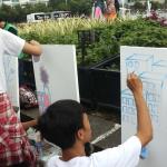 Para pengunjung CFD mengikuti aksi melukis di kanvas di kawasan Bundaran HI, Jakarta, Minggu (12/2/2017). Aksi yang digelar oleh Greenpeace itu untuk mengenalkan masyarakat tentang sadar polusi. AKTUAL/Munzir