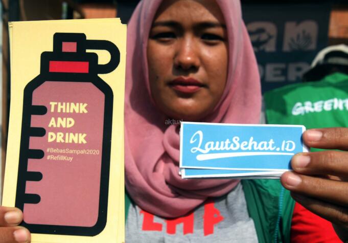 Sejumlah aktivis lingkungan Greenpeace Indonesia menggelar aksi Indonesia Bebas Sampah 2020 saat digelarnya car free day di Bundaran HI, Jakarta, (26/2/2017). Aksi tersebut digelar dalam rangka hari peduli sampah nasional. AKTUAL/Munzir