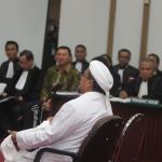 Ketua Umum FPI Habib Muhammad Rizieq Shihab menjadi saksi di persidangan ke-12 kasus dugaan penistaan agama dengan terdakwa Gubernur DKI Jakarta, Basuki T Purnama (Ahok) yang digelar oleh Pengadilan Negeri Jakarta Utara di Auditorum Kementerian Pertanian, Jakarta, Selasa (28/2/17). Pada sidang ke-12 kali ini Jaksa Penuntut Umum (JPU) menghadirkan dua saksi ahli yaitu Ketua Umum FPI, Habib Riziek Shihab dan Ahli pidana dari MUI, Abdul Chair Ramadhan. Sindonews.com-POOL/Isra Triansyah