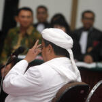 Pemimpin Front Pembela Islam (FPI) Rizieq Shihab tiba di Gedung Kementerian Pertanian, Jakarta Selatan, Selasa (28/2). Sidang ke-12 perkara penodaan agama dengan terdakwa Gubernur DKI Jakarta Basuki Tjahaja Purnama (Ahok) menghadirkan dua orang saksi ahli dari Jaksa Penuntut Umum, Pemimpin Front Pembela Islam (FPI) Rizieq Shihab dan ahli hukum pidana dari Majelis Ulama Indonesia (MUI) Abdul Choir Ramadhan. Media Indonesia-Pool/MI/RAMDANI