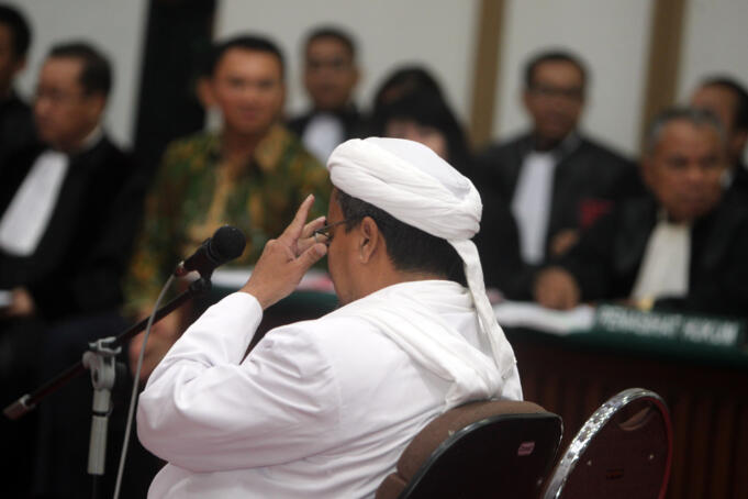 Pemimpin Front Pembela Islam (FPI) Rizieq Shihab tiba di Gedung Kementerian Pertanian, Jakarta Selatan, Selasa (28/2). Sidang ke-12 perkara penodaan agama dengan terdakwa Gubernur DKI Jakarta Basuki Tjahaja Purnama (Ahok) menghadirkan dua orang saksi ahli dari Jaksa Penuntut Umum, Pemimpin Front Pembela Islam (FPI) Rizieq Shihab dan ahli hukum pidana dari Majelis Ulama Indonesia (MUI) Abdul Choir Ramadhan. Media Indonesia-Pool/MI/RAMDANI