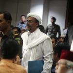 Ketua Umum FPI Habib Muhammad Rizieq Shihab menjadi saksi di persidangan ke-12 kasus dugaan penistaan agama dengan terdakwa Gubernur DKI Jakarta, Basuki T Purnama (Ahok) yang digelar oleh Pengadilan Negeri Jakarta Utara di Auditorum Kementerian Pertanian, Jakarta, Selasa (28/2/17). Pada sidang ke-12 kali ini Jaksa Penuntut Umum (JPU) menghadirkan dua saksi ahli yaitu Ketua Umum FPI, Habib Riziek Shihab dan Ahli pidana dari MUI, Abdul Chair Ramadhan. Sindonews.com-POOL/Isra Triansyah