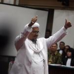 Ketua Umum FPI Habib Muhammad Rizieq Shihab menjadi saksi di persidangan ke-12 kasus dugaan penistaan agama dengan terdakwa Gubernur DKI Jakarta, Basuki T Purnama (Ahok) yang digelar oleh Pengadilan Negeri Jakarta Utara di Auditorum Kementerian Pertanian, Jakarta, Selasa (28/2/17). Pada sidang ke-12 kali ini Jaksa Penuntut Umum (JPU) menghadirkan dua saksi ahli yaitu Ketua Umum FPI, Habib Riziek Shihab dan Ahli pidana dari MUI, Abdul Chair Ramadhan. Sindonews.com-POOL/Isra Triansyah
