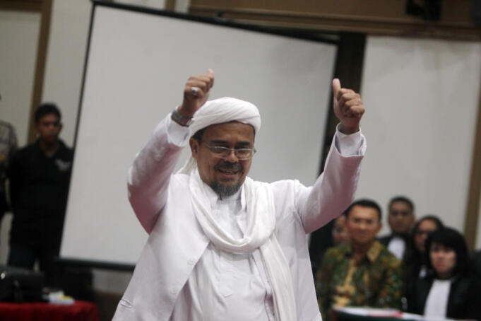 Ketua Umum FPI Habib Muhammad Rizieq Shihab menjadi saksi di persidangan ke-12 kasus dugaan penistaan agama dengan terdakwa Gubernur DKI Jakarta, Basuki T Purnama (Ahok) yang digelar oleh Pengadilan Negeri Jakarta Utara di Auditorum Kementerian Pertanian, Jakarta, Selasa (28/2/17). Pada sidang ke-12 kali ini Jaksa Penuntut Umum (JPU) menghadirkan dua saksi ahli yaitu Ketua Umum FPI, Habib Riziek Shihab dan Ahli pidana dari MUI, Abdul Chair Ramadhan. Sindonews.com-POOL/Isra Triansyah