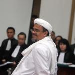 Pemimpin Front Pembela Islam (FPI) Rizieq Shihab tiba di Gedung Kementerian Pertanian, Jakarta Selatan, Selasa (28/2). Sidang ke-12 perkara penodaan agama dengan terdakwa Gubernur DKI Jakarta Basuki Tjahaja Purnama (Ahok) menghadirkan dua orang saksi ahli dari Jaksa Penuntut Umum, Pemimpin Front Pembela Islam (FPI) Rizieq Shihab dan ahli hukum pidana dari Majelis Ulama Indonesia (MUI) Abdul Choir Ramadhan. Media Indonesia-Pool/MI/RAMDANI