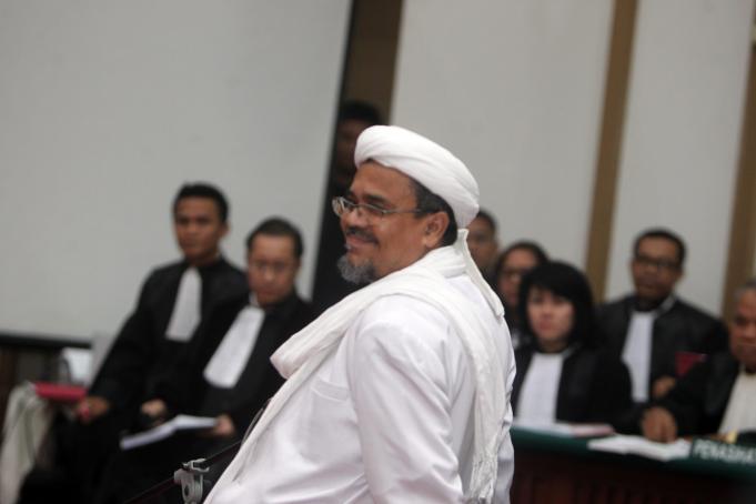 Pemimpin Front Pembela Islam (FPI) Rizieq Shihab tiba di Gedung Kementerian Pertanian, Jakarta Selatan, Selasa (28/2). Sidang ke-12 perkara penodaan agama dengan terdakwa Gubernur DKI Jakarta Basuki Tjahaja Purnama (Ahok) menghadirkan dua orang saksi ahli dari Jaksa Penuntut Umum, Pemimpin Front Pembela Islam (FPI) Rizieq Shihab dan ahli hukum pidana dari Majelis Ulama Indonesia (MUI) Abdul Choir Ramadhan. Media Indonesia-Pool/MI/RAMDANI