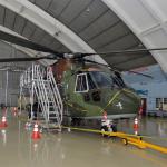 Helikopter Agusta Westland (AW) 101 terparkir dengan dipasangi garis polisi di Hanggar Skadron Teknik 021 Pangkalan Udara Halim Perdanakusuma, Jakarta Timur, Kamis (9/2). KASAU Marsekal TNI Hadi Tjahjanto telah membentuk tim investigasi untuk meneliti proses perencanaan, pengadaan dan menelisik pengiriman helikopter tersebut. ANTARA FOTO/Widodo S. Jusuf/POOL/17.