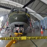 Helikopter Agusta Westland (AW) 101 terparkir dengan dipasangi garis polisi di Hanggar Skadron Teknik 021 Pangkalan Udara Halim Perdanakusuma, Jakarta Timur, Kamis (9/2). KASAU Marsekal TNI Hadi Tjahjanto telah membentuk tim investigasi untuk meneliti proses perencanaan, pengadaan dan menelisik pengiriman helikopter tersebut. ANTARA FOTO/Widodo S. Jusuf/POOL/17.
