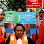Sejumlah aktivis ICW melakukan unjuk rasa di kawasan CFD, Jakarta, Minggu (12/2/2017). Dalam aksinya para aktivis ICW mengajak masyarakat Indonesia untuk Selamatkan Mahkamah Konstitusi (MK) dari perilaku Hakim Konstitusi yang korup. AKTUAL/Munzir
