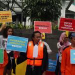 Sejumlah aktivis ICW melakukan unjuk rasa di kawasan CFD, Jakarta, Minggu (12/2/2017). Dalam aksinya para aktivis ICW mengajak masyarakat Indonesia untuk Selamatkan Mahkamah Konstitusi (MK) dari perilaku Hakim Konstitusi yang korup. AKTUAL/Munzir