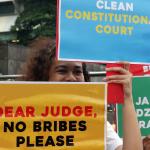 Sejumlah aktivis ICW melakukan unjuk rasa di kawasan CFD, Jakarta, Minggu (12/2/2017). Dalam aksinya para aktivis ICW mengajak masyarakat Indonesia untuk Selamatkan Mahkamah Konstitusi (MK) dari perilaku Hakim Konstitusi yang korup. AKTUAL/Munzir