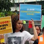 Sejumlah aktivis ICW melakukan unjuk rasa di kawasan CFD, Jakarta, Minggu (12/2/2017). Dalam aksinya para aktivis ICW mengajak masyarakat Indonesia untuk Selamatkan Mahkamah Konstitusi (MK) dari perilaku Hakim Konstitusi yang korup. AKTUAL/Munzir