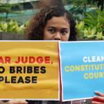 Sejumlah aktivis ICW melakukan unjuk rasa di kawasan CFD, Jakarta, Minggu (12/2/2017). Dalam aksinya para aktivis ICW mengajak masyarakat Indonesia untuk Selamatkan Mahkamah Konstitusi (MK) dari perilaku Hakim Konstitusi yang korup. AKTUAL/Munzir