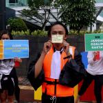 Sejumlah aktivis ICW melakukan unjuk rasa di kawasan CFD, Jakarta, Minggu (12/2/2017). Dalam aksinya para aktivis ICW mengajak masyarakat Indonesia untuk Selamatkan Mahkamah Konstitusi (MK) dari perilaku Hakim Konstitusi yang korup. AKTUAL/Munzir