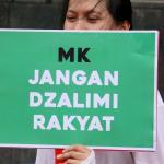 Sejumlah aktivis ICW melakukan unjuk rasa di kawasan CFD, Jakarta, Minggu (12/2/2017). Dalam aksinya para aktivis ICW mengajak masyarakat Indonesia untuk Selamatkan Mahkamah Konstitusi (MK) dari perilaku Hakim Konstitusi yang korup. AKTUAL/Munzir