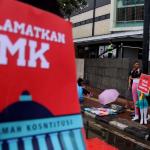 Sejumlah aktivis ICW melakukan unjuk rasa di kawasan CFD, Jakarta, Minggu (12/2/2017). Dalam aksinya para aktivis ICW mengajak masyarakat Indonesia untuk Selamatkan Mahkamah Konstitusi (MK) dari perilaku Hakim Konstitusi yang korup. AKTUAL/Munzir